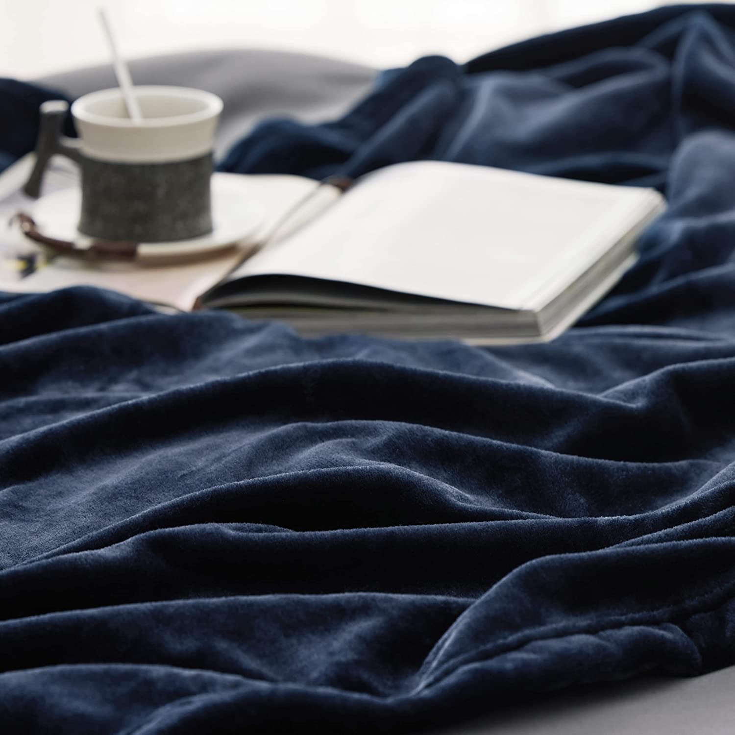 Plain Polyester Fleece Blanket with Suede Texture - 200cm x 140cm